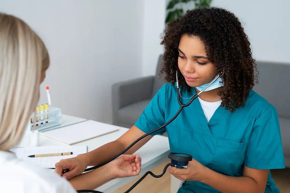 enfermeira-praticando-medicina-na-clinica 1