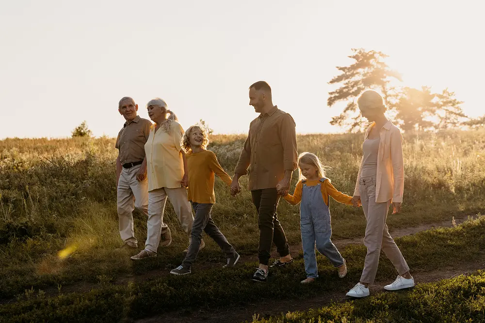 familia-feliz-em-plena-natureza