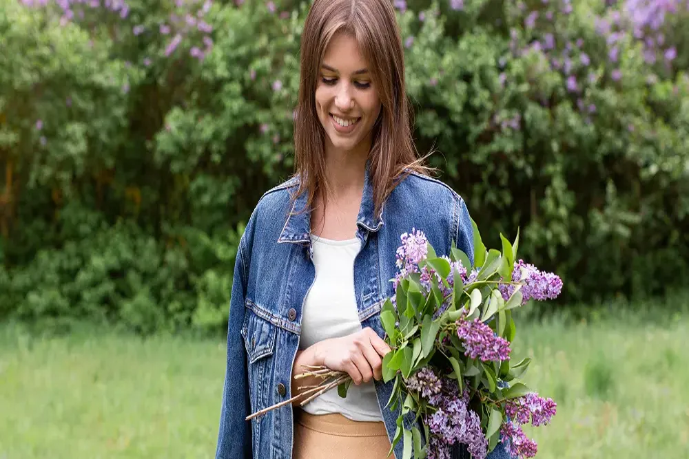 mulher-de-alto-angulo-com-buque-lilas-1_1000x667