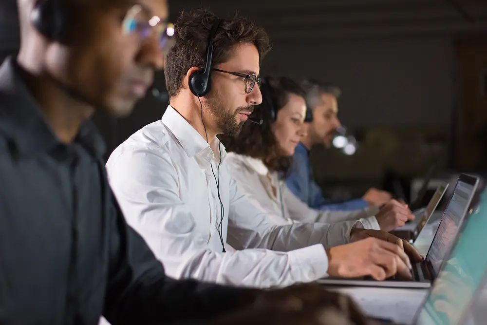 operador-confiante-de-call-center-conversando-com-o-cliente 1