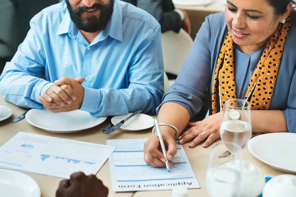 resized_business-people-dining-restaurant