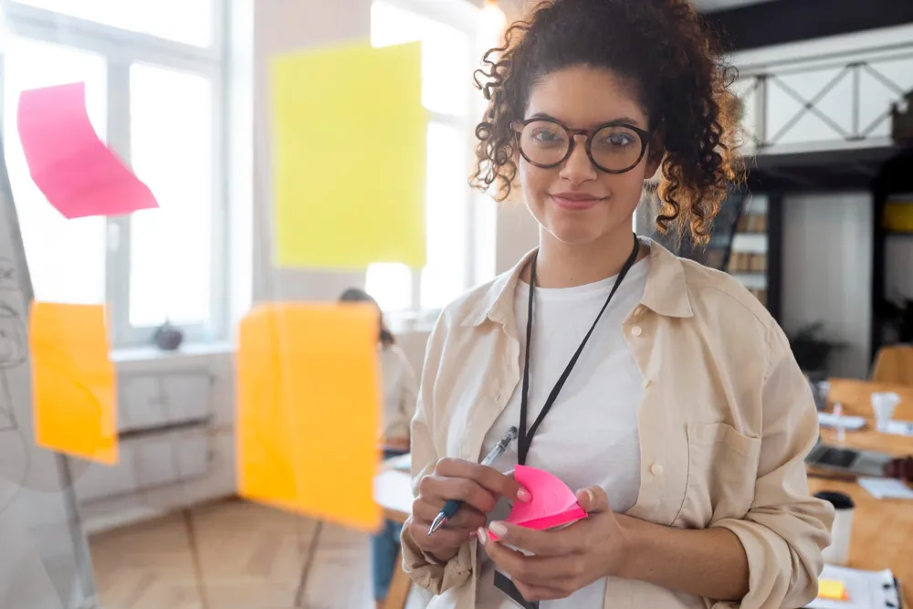resized_medium-shot-smiley-business-woman